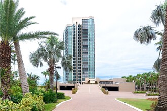 4651 Gulf Shore Blvd N in Naples, FL - Foto de edificio - Building Photo