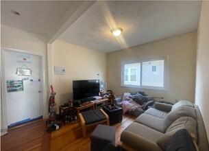 227 Boston Ave, Unit 2 in Medford, MA - Foto de edificio - Building Photo