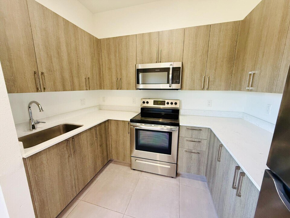 1295 W 69th St in Hialeah, FL - Building Photo