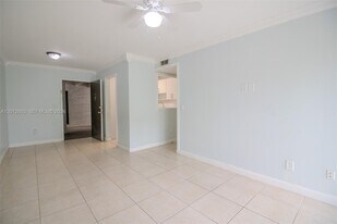 10365 N Kendall Dr in Miami, FL - Building Photo