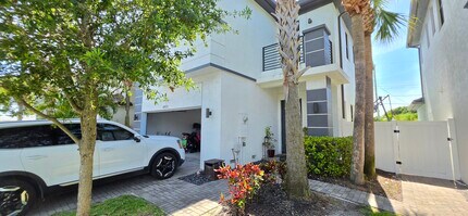 4971 Whispering Way in Fort Lauderdale, FL - Building Photo - Building Photo