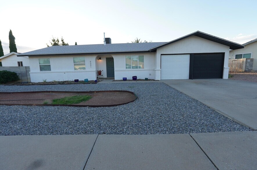 6501 Dungan St NE in Albuquerque, NM - Foto de edificio