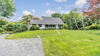 101 Sebonac Inlet Rd in Southampton, NY - Building Photo