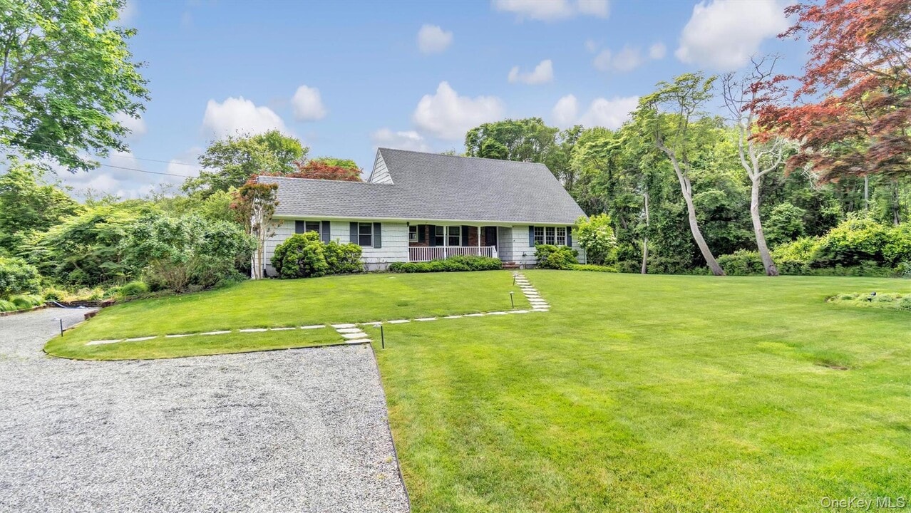 101 Sebonac Inlet Rd in Southampton, NY - Building Photo