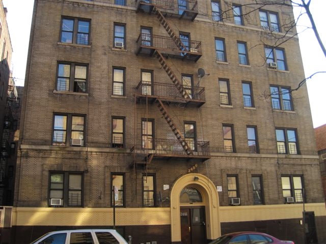 62 E 190th St in Bronx, NY - Building Photo