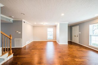 402 Bendwood Dr in Houston, TX - Building Photo - Building Photo