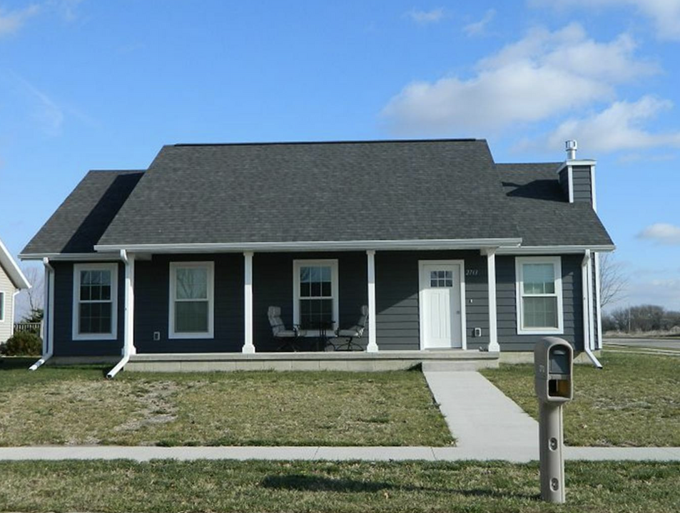 2713 Zenith Ave in Spirit Lake, IA - Building Photo