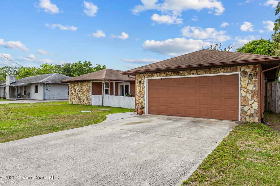 6110 Grissom Pkwy in Cocoa, FL - Building Photo