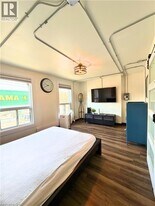 1129 Main St E in Hamilton, ON - Building Photo