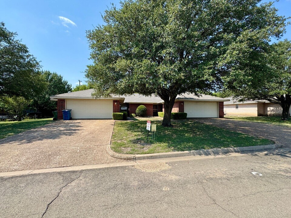 966 Parkview Cir in Hewitt, TX - Building Photo