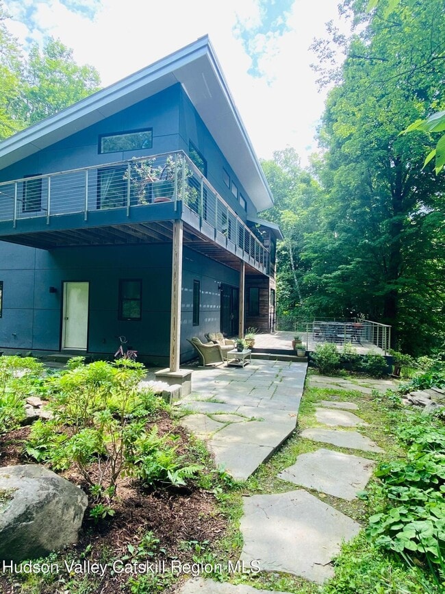 206 Hutchin Hl Rd in Woodstock, NY - Building Photo - Building Photo