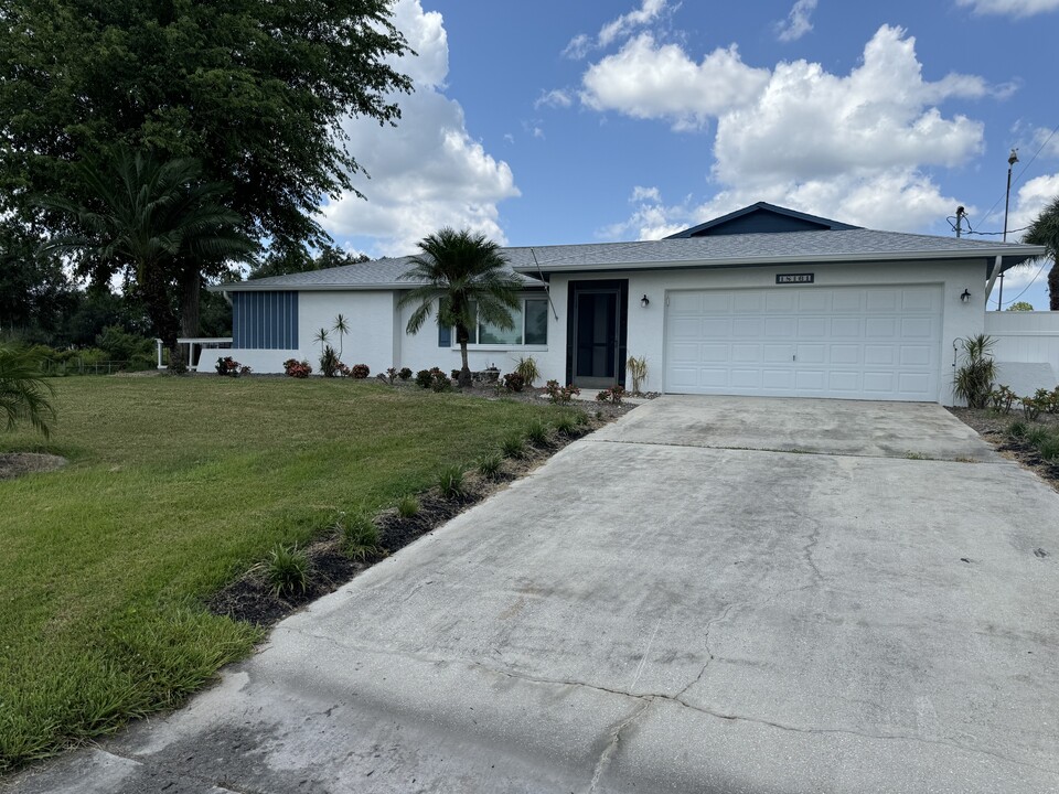 18161 Interlochen Ln in Alva, FL - Building Photo