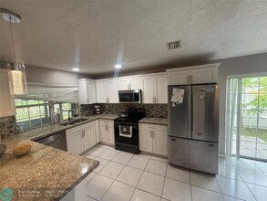 7008 NW 81st St in Tamarac, FL - Building Photo - Building Photo