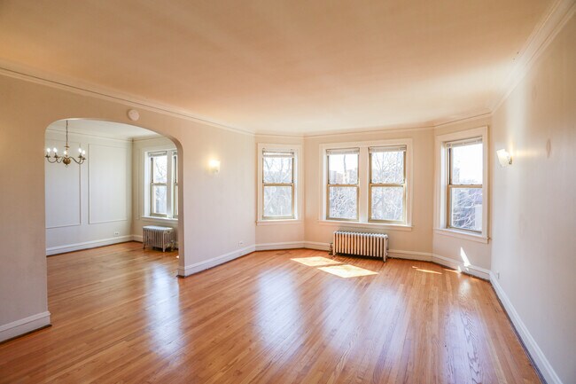 7443 N Claremont Ave in Chicago, IL - Building Photo - Building Photo