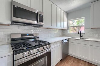2325 San Medina Ave in Dallas, TX - Building Photo - Building Photo