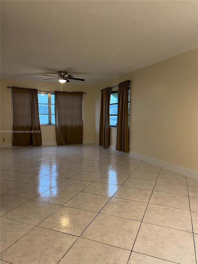 1521 NW 43rd Ave in Lauderhill, FL - Building Photo - Building Photo