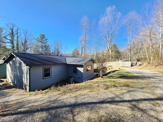 1145 Montreat Rd in Black Mountain, NC - Building Photo - Building Photo