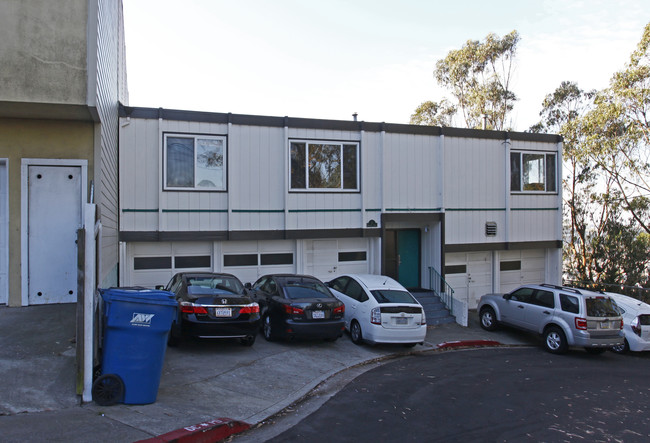 2 Edgewood Ct in Daly City, CA - Building Photo - Building Photo