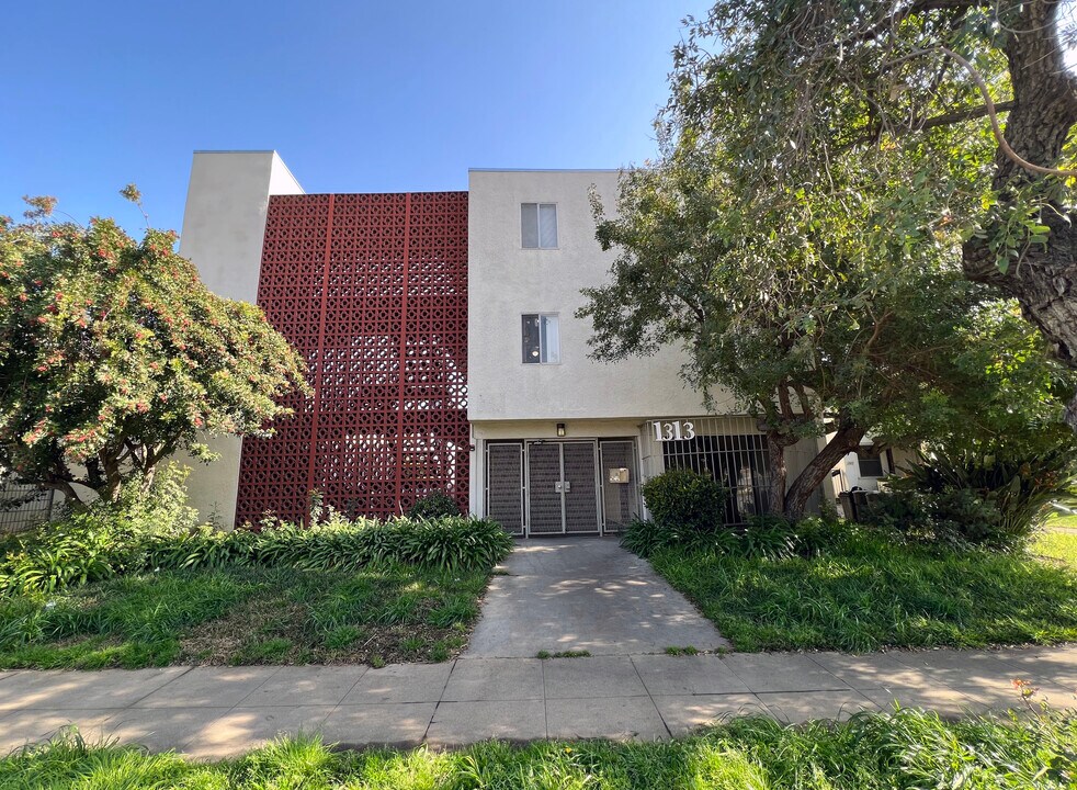 1313 Huntington Dr in South Pasadena, CA - Building Photo