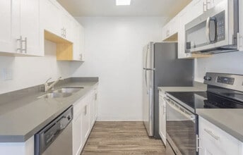 Somerset Apartments in Martinez, CA - Building Photo - Building Photo