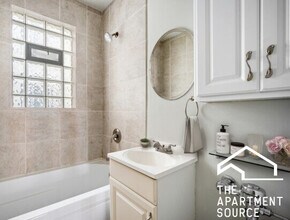 550 W Surf St, Unit s2 in Chicago, IL - Building Photo - Building Photo