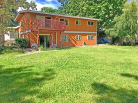 13917 SE Allen Rd in Bellevue, WA - Building Photo