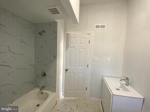 260 W Johnson St in Philadelphia, PA - Foto de edificio - Building Photo