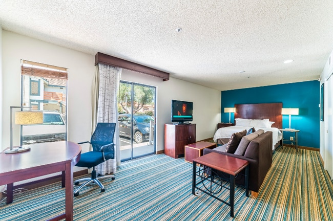 8242 N Black Cyn Hwy in Phoenix, AZ - Building Photo - Building Photo