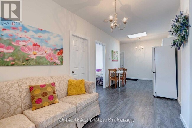 3224 Danforth Ave in Toronto, ON - Building Photo - Building Photo