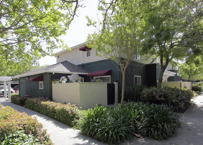 Fox Creek Apartments in Davis, CA - Building Photo - Building Photo