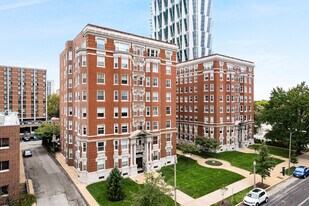 St. Regis Apartments in St. Louis, MO - Building Photo