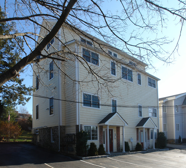 7 Wampus Ln in Riverside, CT - Building Photo - Building Photo