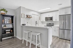 8033 NW 71st Ct in Tamarac, FL - Building Photo