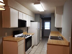 12007 Commonwealth Way in Austin, TX - Building Photo - Building Photo