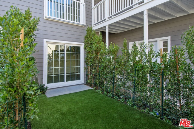 111 S Harper Ave in Los Angeles, CA - Building Photo - Building Photo