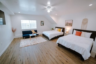 5648 Berkshire Dr in Los Angeles, CA - Building Photo - Building Photo