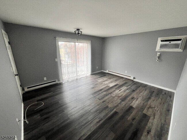 8 Sewall Ave in Clifton, NJ - Building Photo - Building Photo