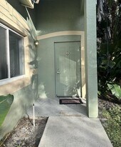 220 Crestwood Cir in Royal Palm Beach, FL - Building Photo