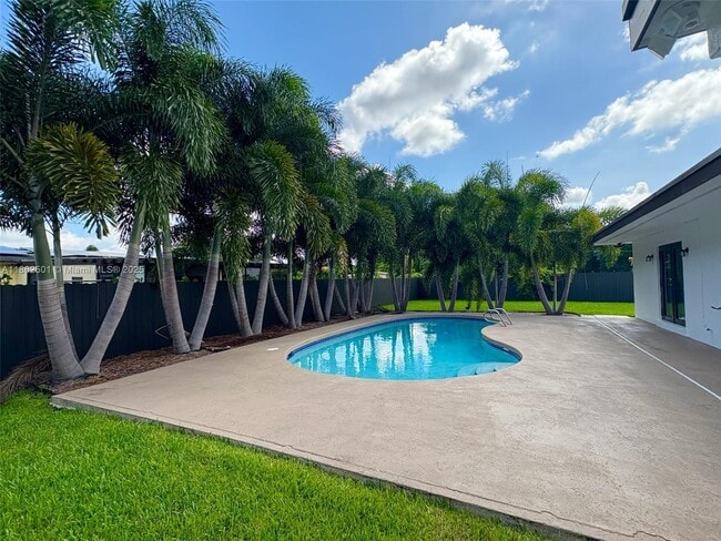 10431 SW 54th St in Miami, FL - Building Photo - Building Photo