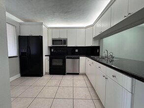 193 Lakeview Dr in Weston, FL - Building Photo - Building Photo