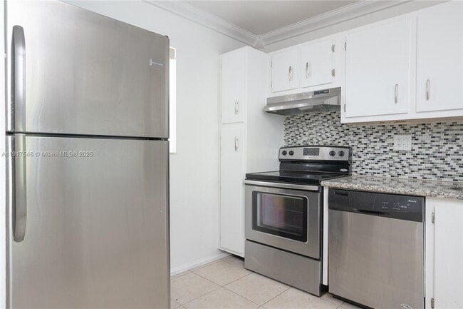 8330 Sands Point Blvd in Tamarac, FL - Building Photo - Building Photo