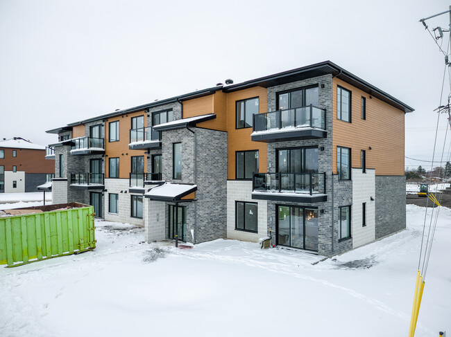 Quartier Valleyfield in Salaberry-de-valleyfield, QC - Building Photo - Building Photo