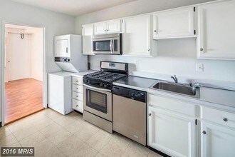 3705 S George Mason Dr, Unit 1412S in Falls Church, VA - Foto de edificio - Building Photo