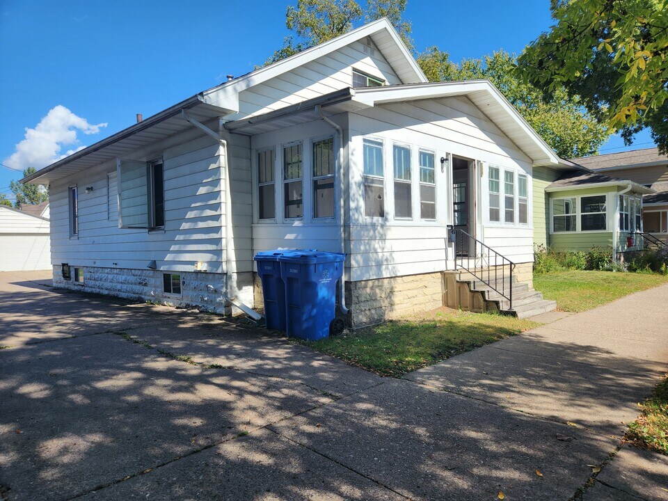 374 W Mark St in Winona, MN - Building Photo
