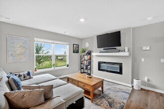 2541 SE Hawkins Dr in West Des Moines, IA - Foto de edificio - Building Photo