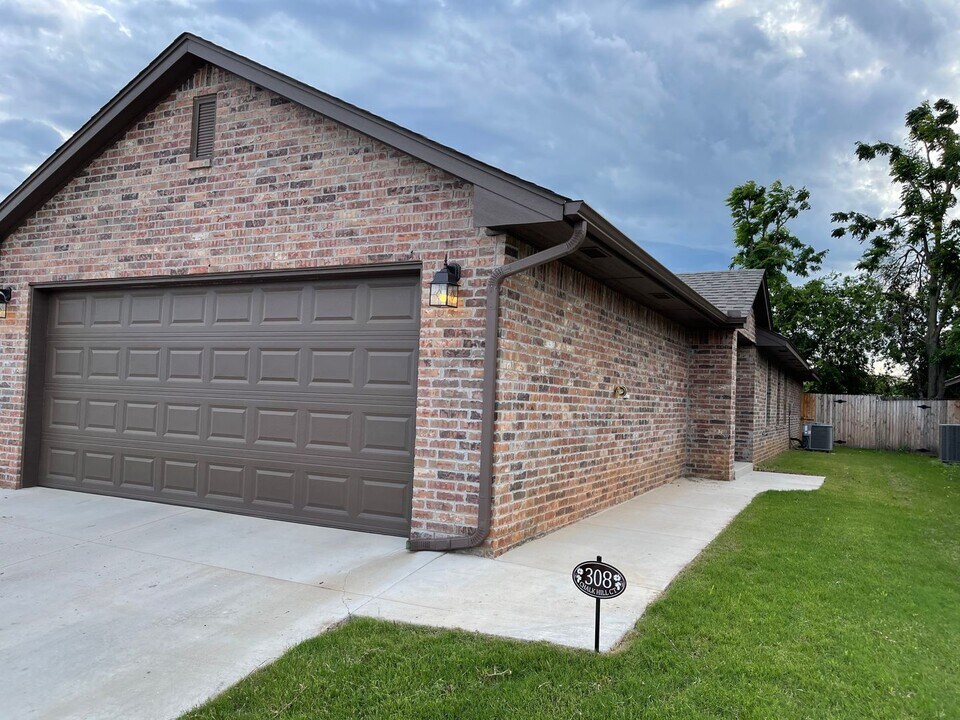 308 Chalk Hill Ct in Edmond, OK - Building Photo