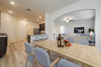 8414 Bermuda Blue Rd in Mont Belvieu, TX - Foto de edificio - Building Photo