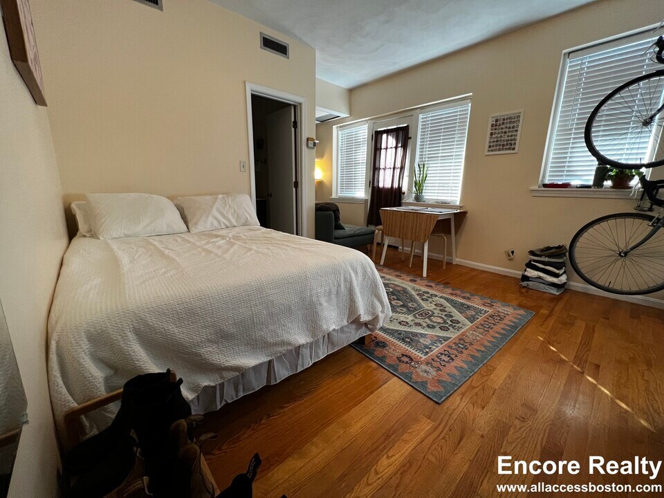 92 Gordon St, Unit 205 in Boston, MA - Building Photo