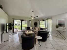 216 Club Dr in Palm Beach Gardens, FL - Building Photo