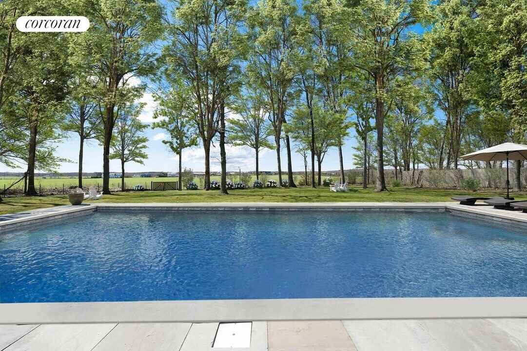 216 Blank Ln in Water Mill, NY - Building Photo